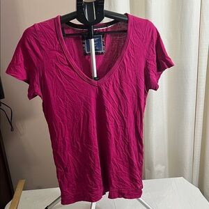 American Eagle Outfitters Fuchsia V-Neck Short Sleeve Tee